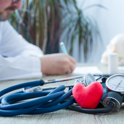 Qual o impacto do tratamento com empagliflozina em pacientes recém internados por IC – uma nova análise do EMPEROR-Pooled